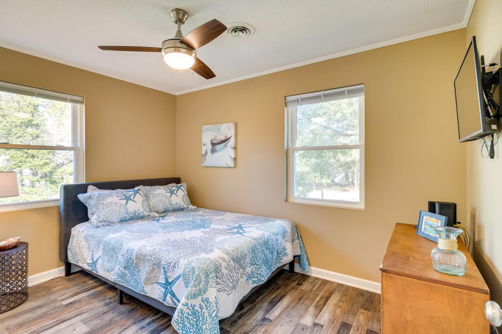 Lovely Emerald Isle Home, Walk To Beach! Екстер'єр фото