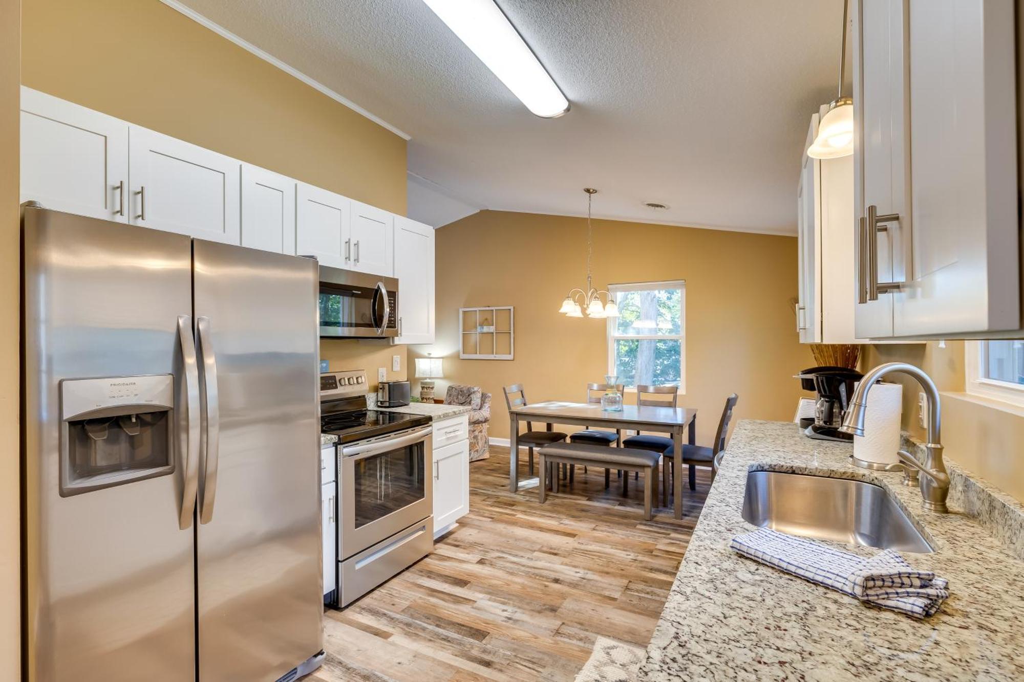 Lovely Emerald Isle Home, Walk To Beach! Екстер'єр фото