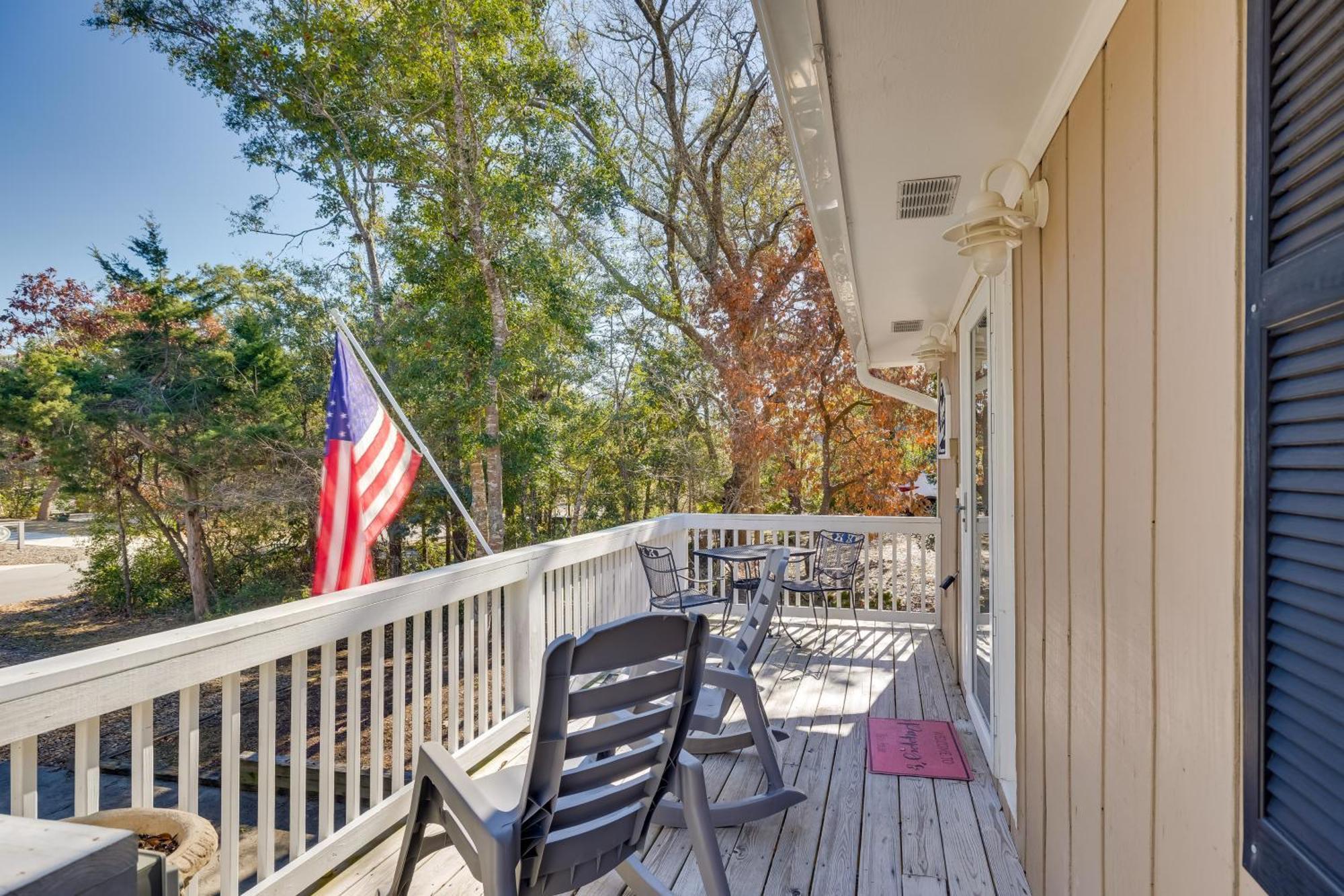 Lovely Emerald Isle Home, Walk To Beach! Екстер'єр фото